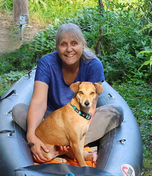 Monika Zimmermann mit Hund Mia im Boot